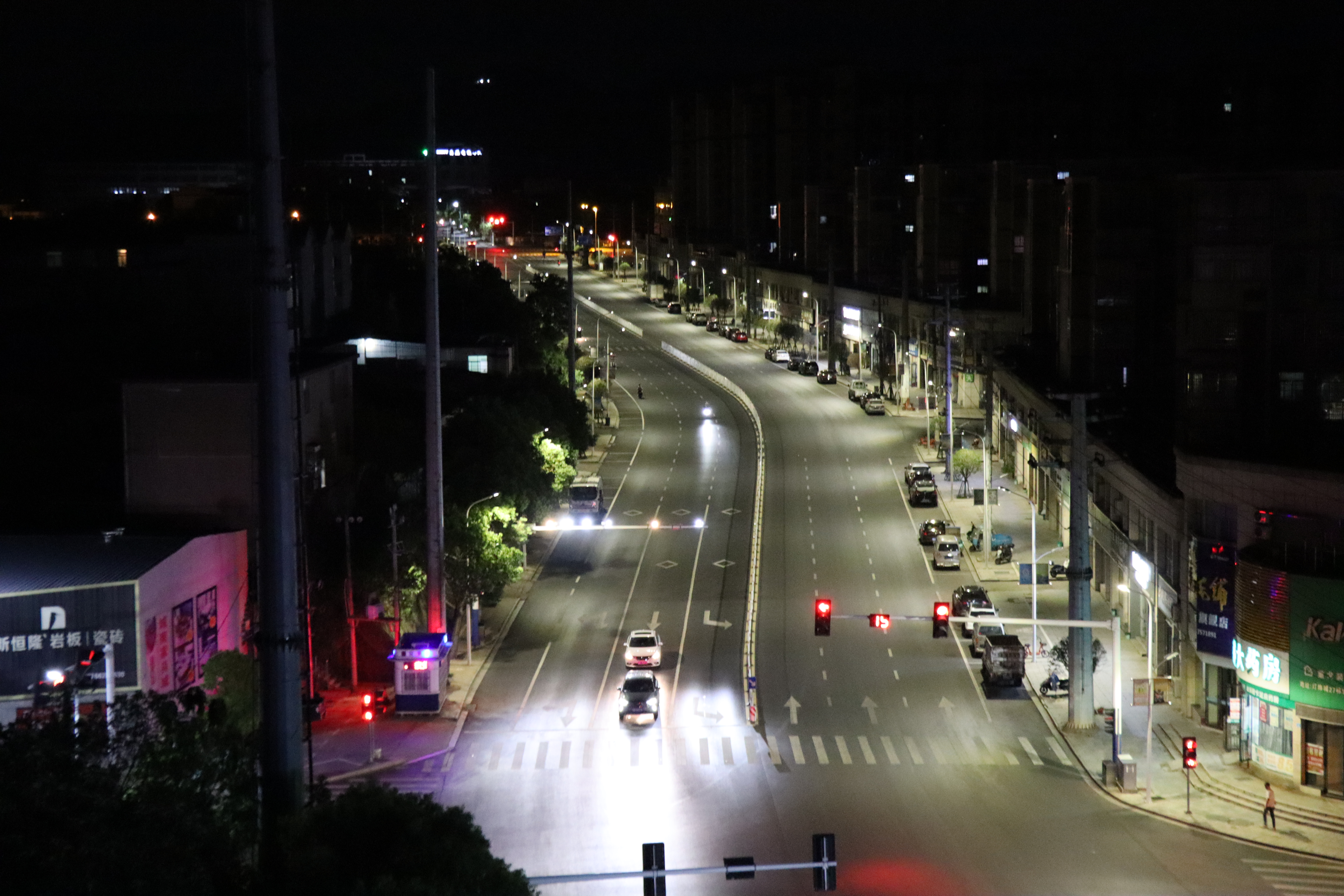 明珠大道路灯改造完美验收，开云app登录入口电保安全节能路灯让每一度电都更有价值！