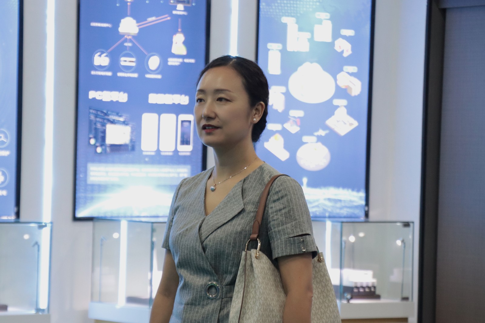 乌鲁木齐经济技术开发区招商服务局莅临开云app登录入口科技参观指导